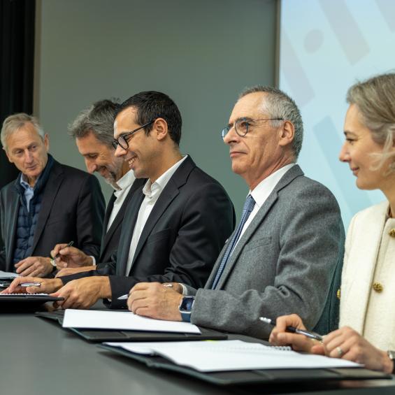 Schneider Electric renouvelle son mécénat avec Hi! PARIS pour accélérer la recherche ouverte en IA et accompagner la formation de nouveaux talents
